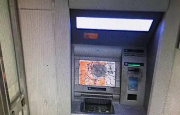 黑客站在ATM面前，机器就直接吐出钞票，他们是怎么做到的？
