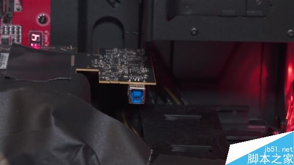 AMD Radeon VEGA显卡实物全球首曝:尾部一小块电路板