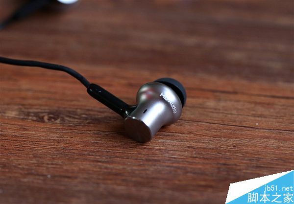 小米圈铁耳机Pro开箱图赏:全金属磨砂弹头造型