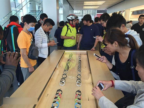 苹果Apple Watch发售现场 店内无现货 黄牛疯狂加价4000元