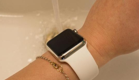 applewatch表冠转动很困难疑似灰尘或碎屑导致　苹果让用户用水冲