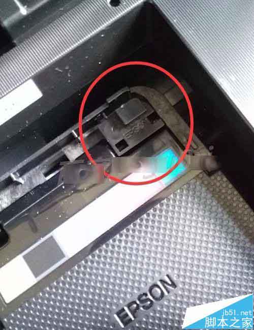 Epson爱普生R330打印机怎么拆除墨仓盖子拿出墨盒?