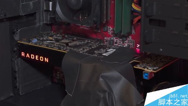 AMD Radeon VEGA显卡实物全球首曝:尾部一小块电路板