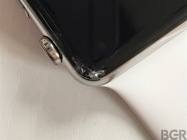 蓝宝石屏幕苹果手表摔地上后 玻璃摔碎裂且边框有划痕